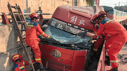 【刹不住了！！淮南一辆大货车下坡失控】近日，淮南市上窑镇附近，一辆大货车下坡刹车失控撞上路边停靠装货