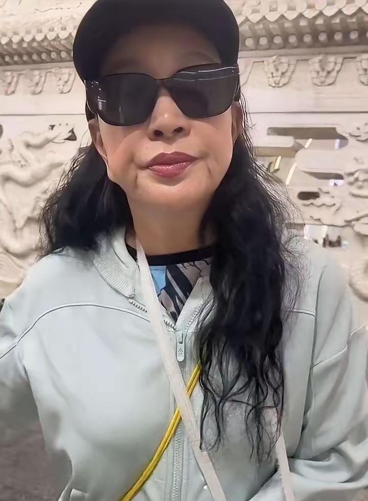 刘晓庆或许她能过得这么好或许不是因为她喜欢装嫩也或许不是因为她演技多么好，而