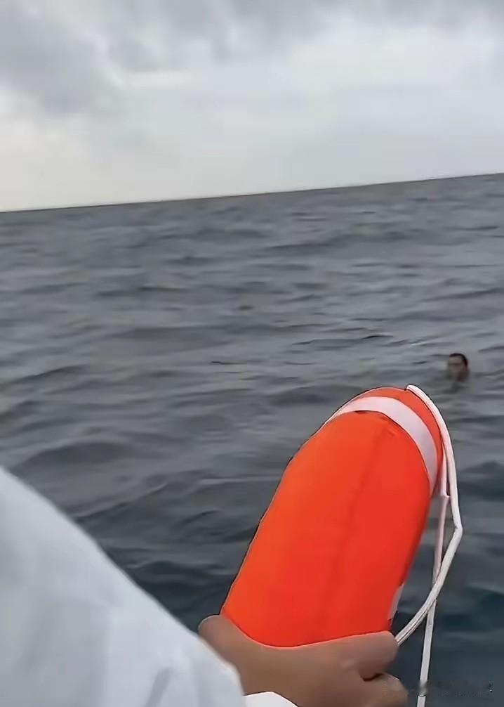 广东阳江，一渔民和同伴一起出海，行驶中，他突然内急，就站在船边往海里小便，结果一