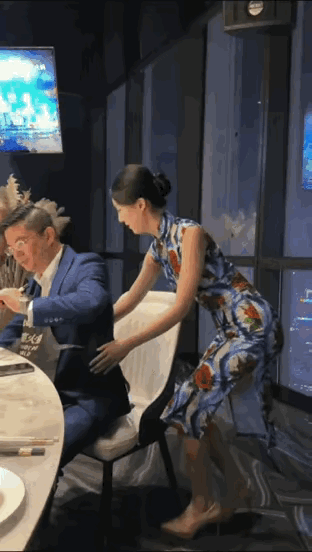 这应该算是吃火锅的天花板了吧？真是没想到有钱人吃顿火锅，旁边不仅有女服务员给系围