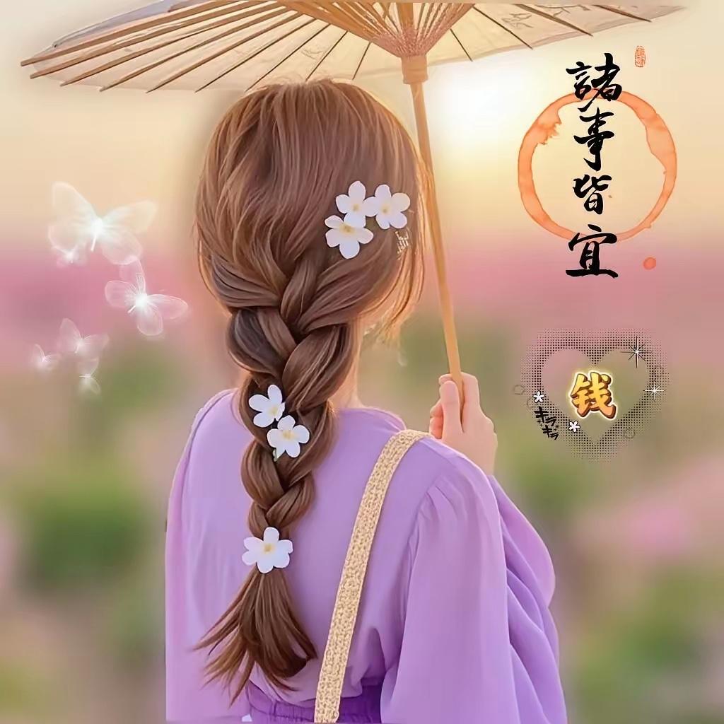 一群人在饭店吃饭，男朋友把咬了一口的披萨递给女朋友吃，女朋友接过披萨后没有马上吃
