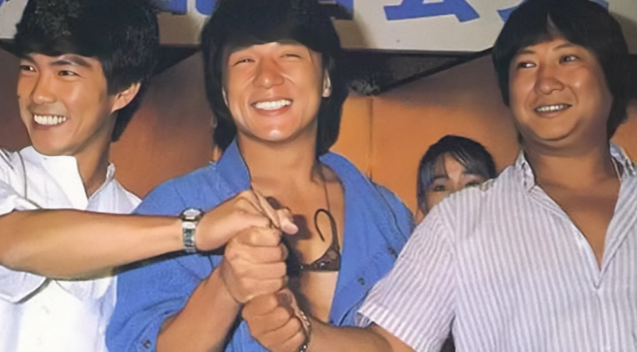 一次，没成名的成龙跟着罗维去买衣服，他指着一件衣服说：“我能不能试试这个？”
