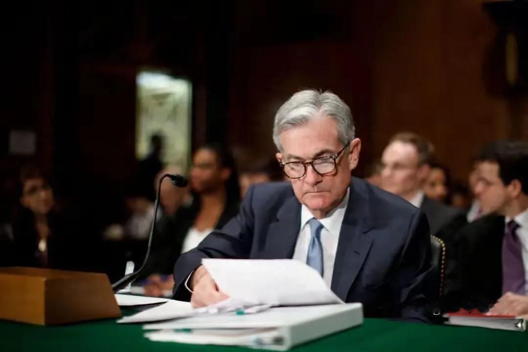 鲍威尔简直把美联储当成了风险防控中心。经济数据刚有点“异常波动”，他就瞪起眼睛盯