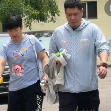 赛场上是师徒并肩作战，赛场下相处轻松又暖心。邱贻可教练耐心指点技术细节，孙