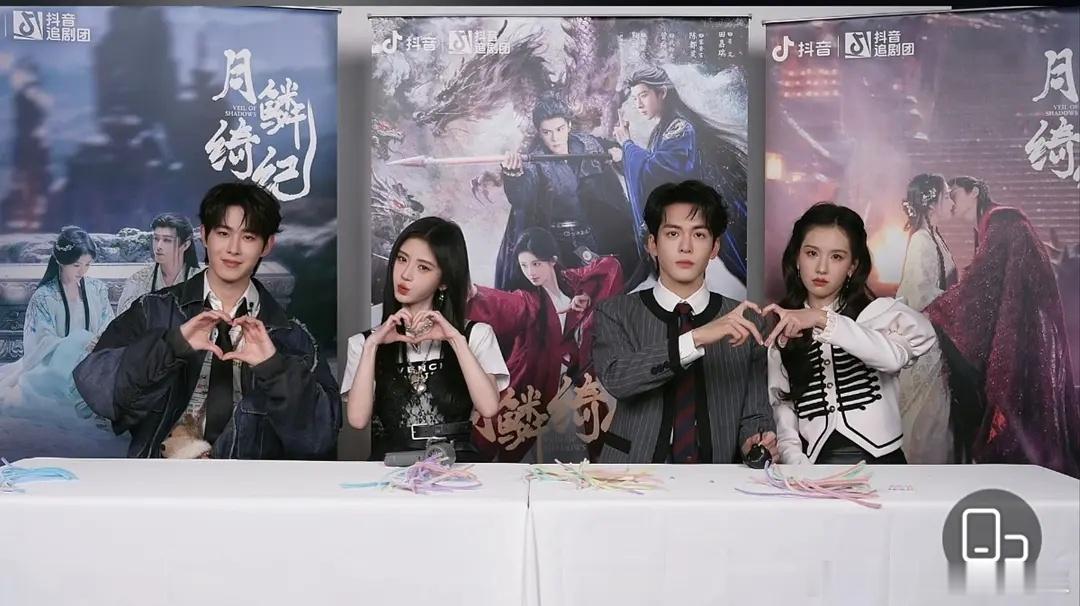 左边这对儿表情动作到位，右边那对儿动作摆了表情苦大仇深，营业味儿太浓了