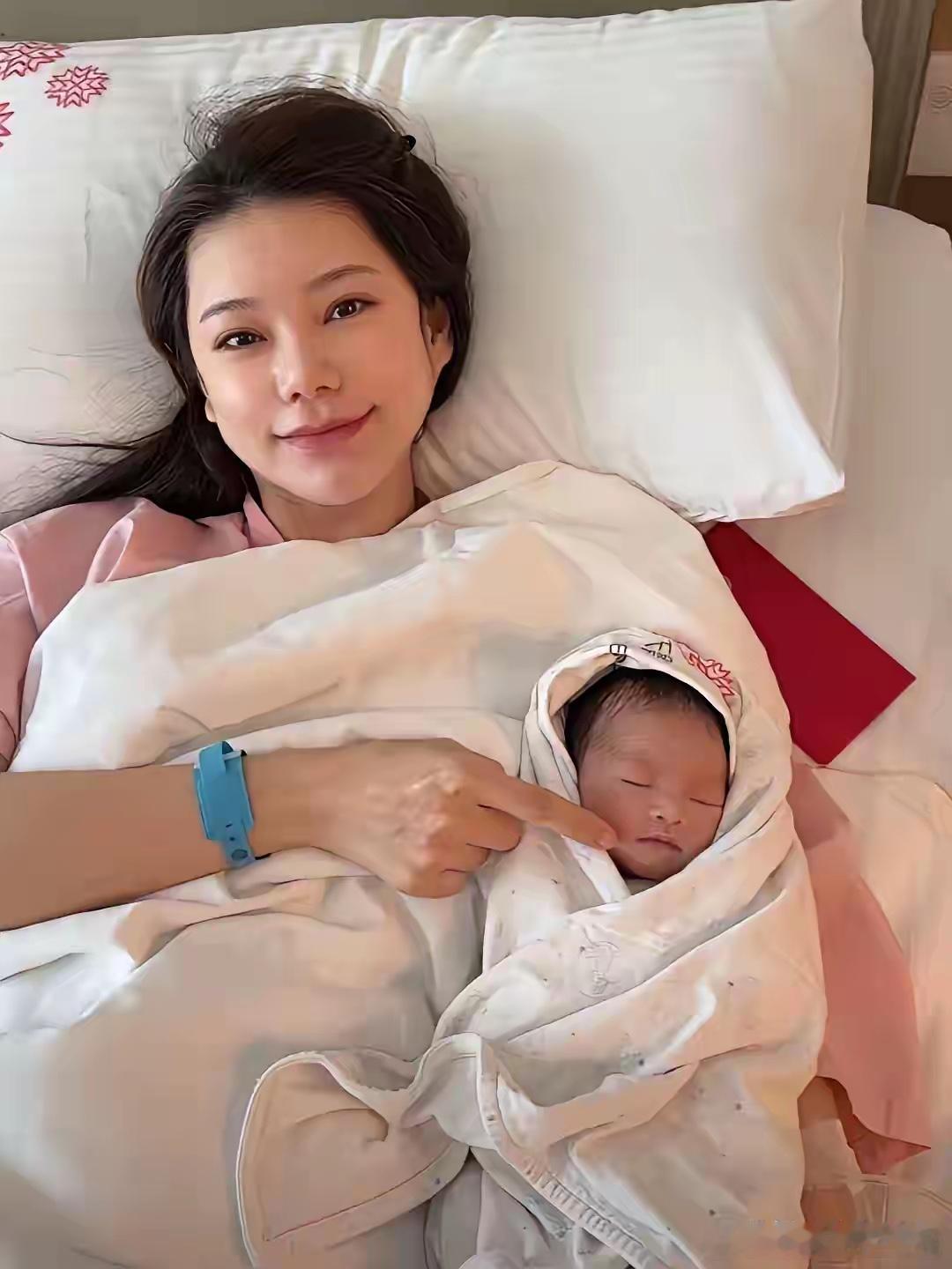 难怪张兰开心坏了，原来小孙孙的颜值真是太高了！高鼻梁，大眼睛，大嘴巴的，头发也很