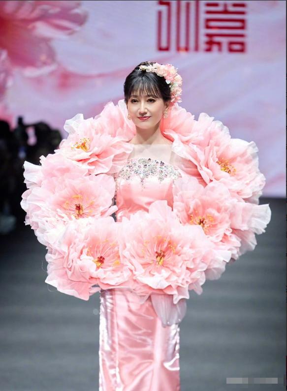 赵雅芝变老了我能接受，赵雅芝身材走样我也能接受，可我真是不理解，她今年都