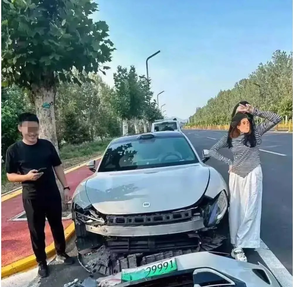 都撞车了，男车主怎么还这么开心？