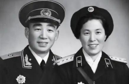 1957年，开国少将回乡扫墓，一个年过五旬的妇人从老宅走出，看到他时，妇人一愣：