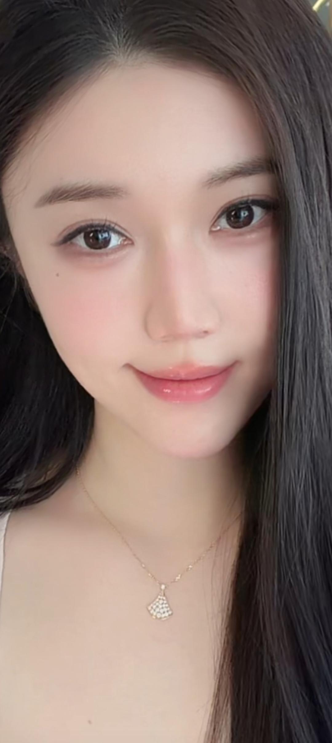 这姑娘笑起来真温柔。