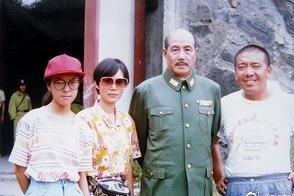 80年代，演员孙飞虎在电影《西安事变》取景期间，一张罕见的留影，左右四位是慕名前