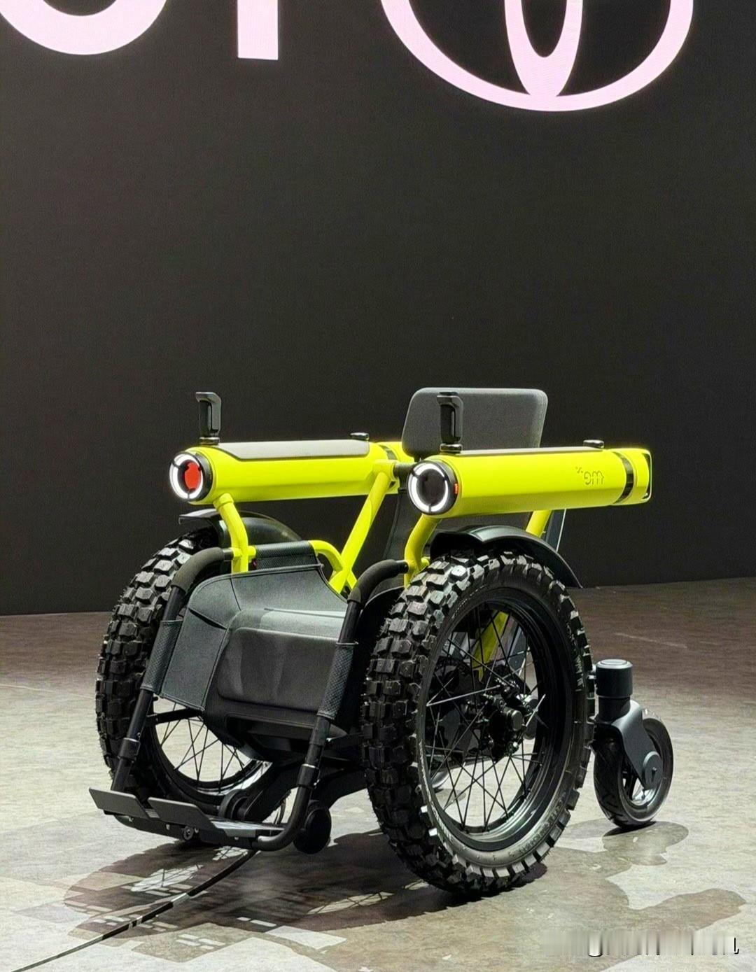 丰田轮椅，解决了残疾人不能飙车痛点！车企跨界做轮椅就是降维打击。新能源轮椅，