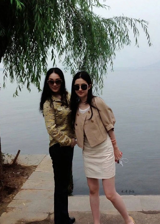刘亦菲和小姨游湖，“女娲给刘亦菲家族开后门了吧？”