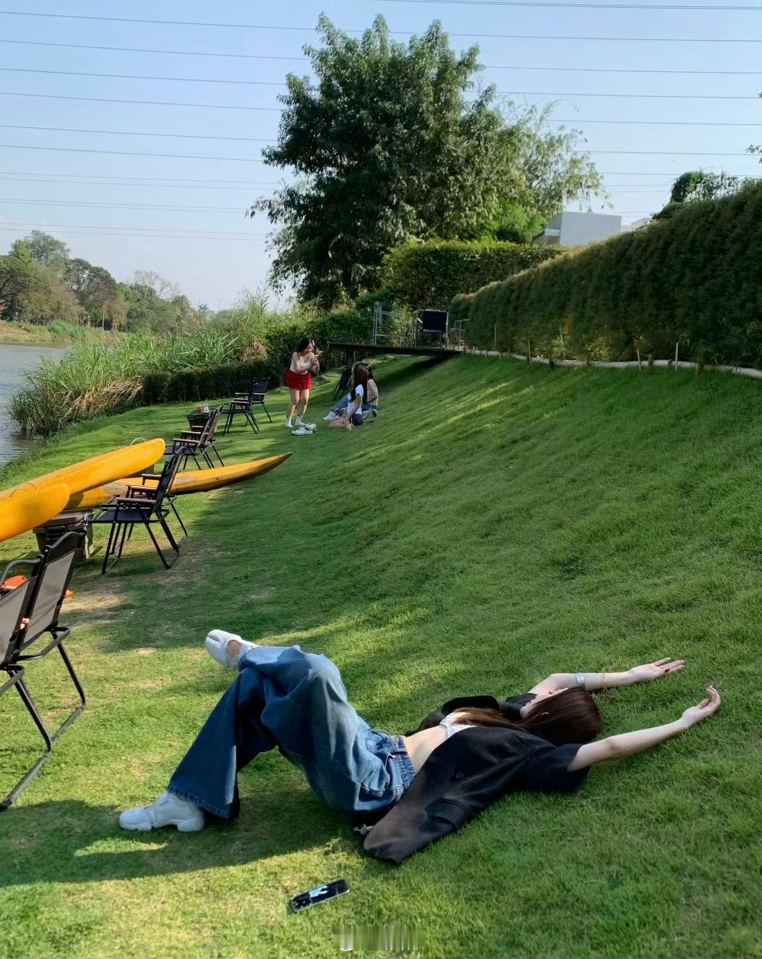 注意啦，大家夏天不要随便躺在草地上！银环蛇​​​