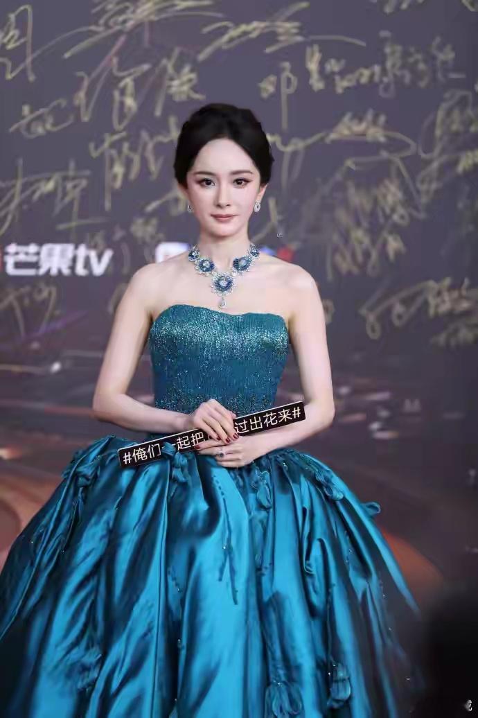 前排观众请就座，娱乐圈又有红毯可以欣赏了，一年一度微博视界大会如约而来。周迅那句