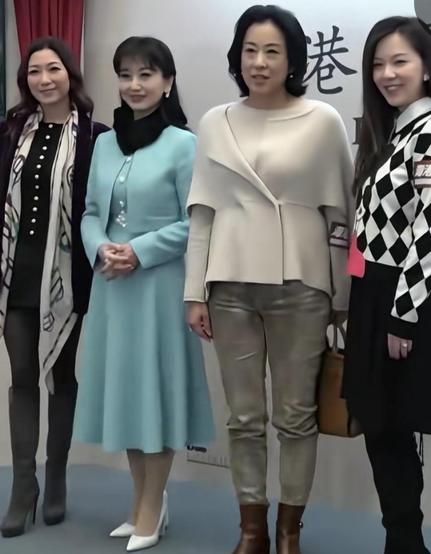 71岁，她还在春晚扫腿。67岁，她刚办完个人影展。你细品这两位顶级美女的活法。