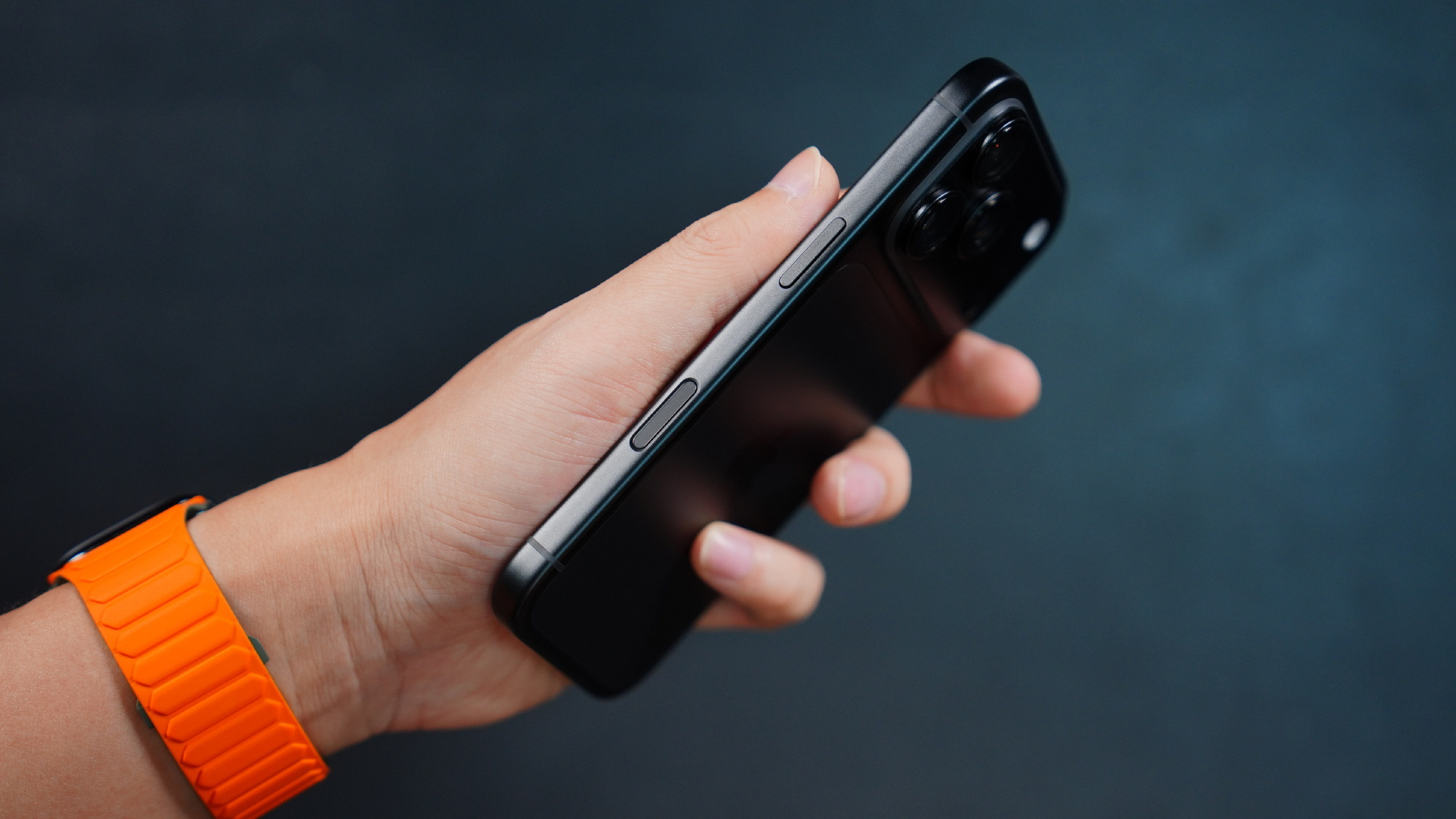 iPhone18Pro黑色质感很绝！入手这个配色是个不错的选择[点赞]​
