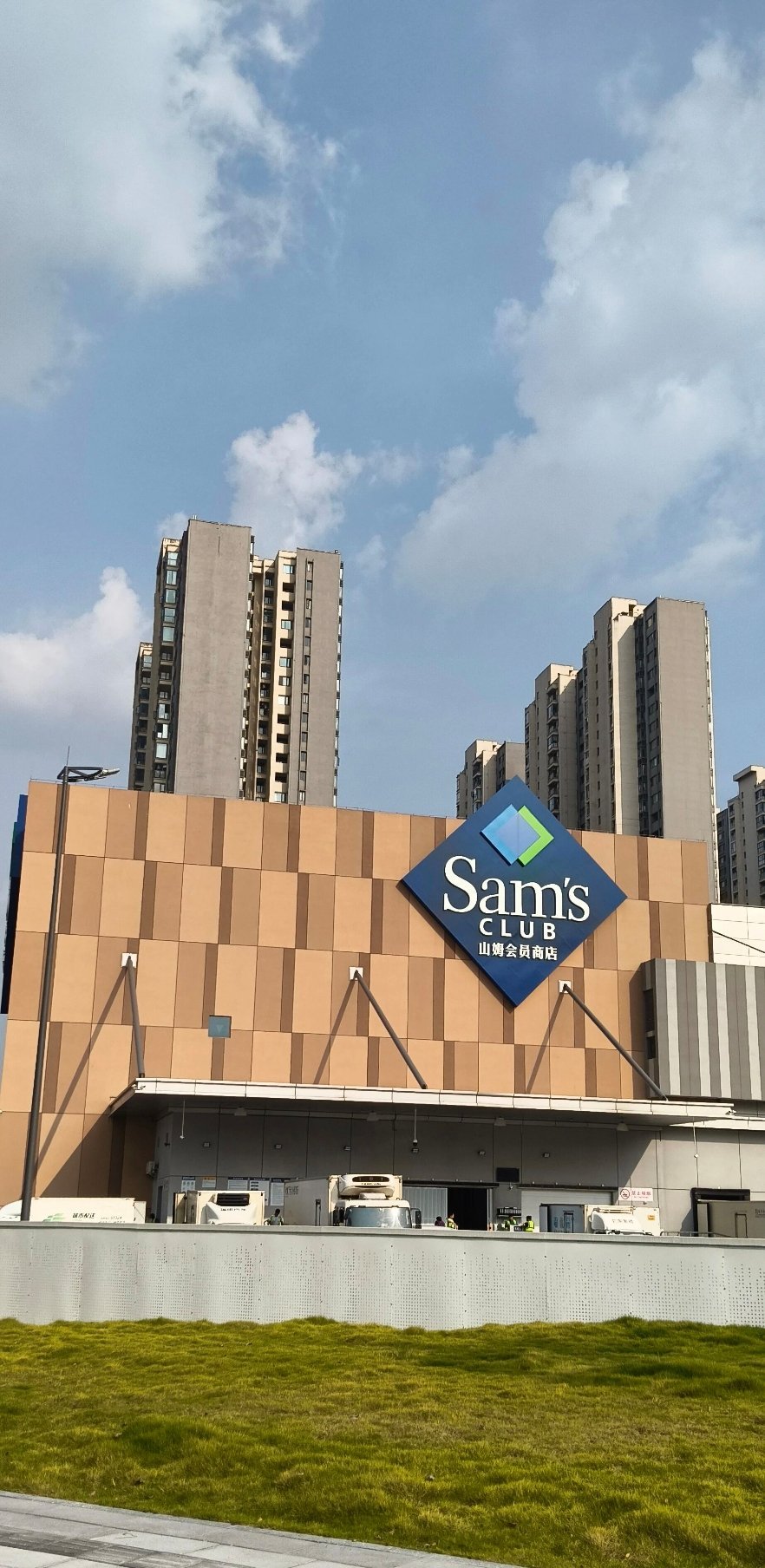 “山姆会员费30年仅涨价110元”听起来像是一句极具诚意的商业告白，但仔细拆解后会发现，这更像是一场