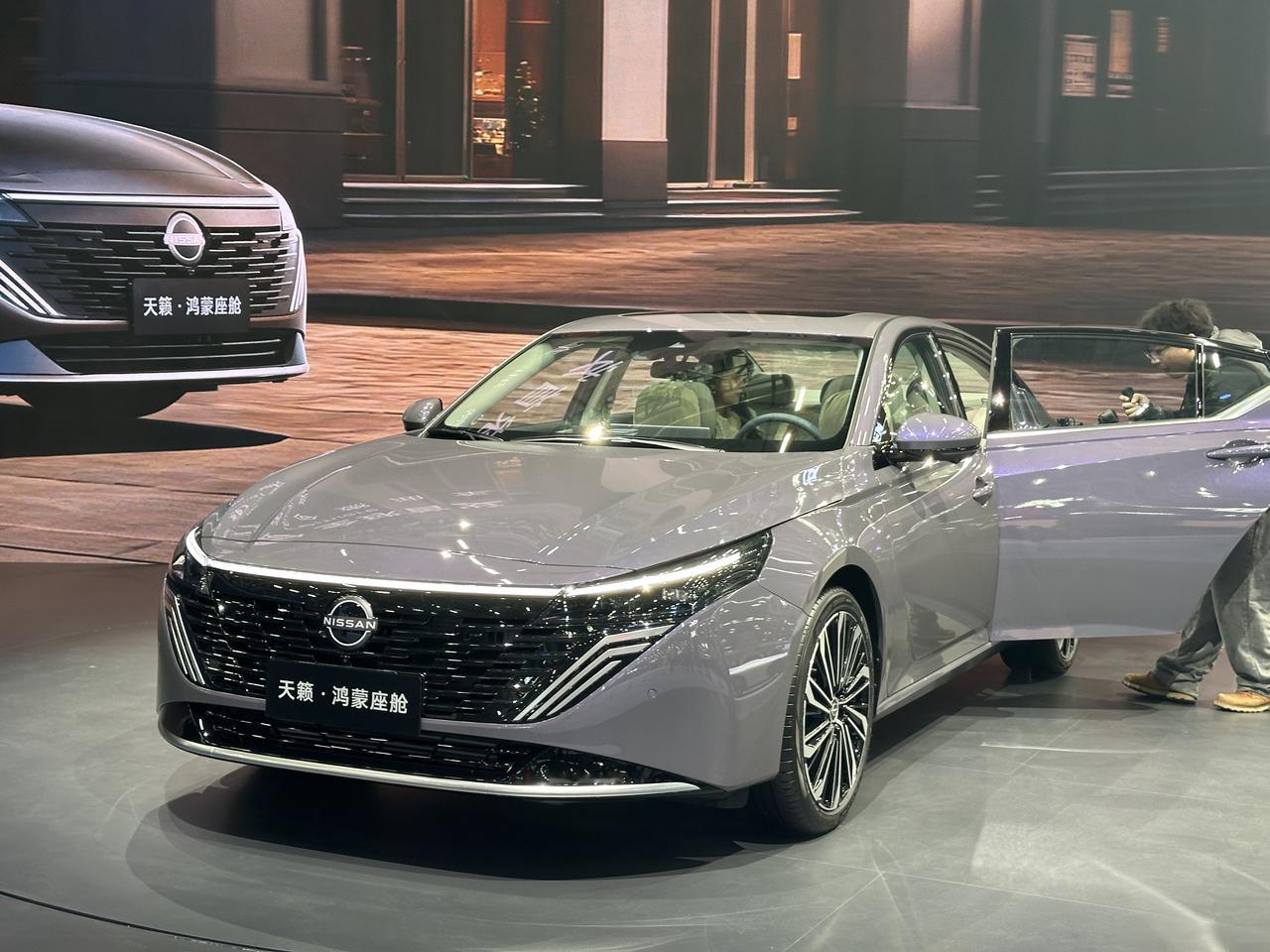 日产天籁杀疯了！12.99万起带鸿蒙座舱，合资B级车这是要卷智能了？上市限时