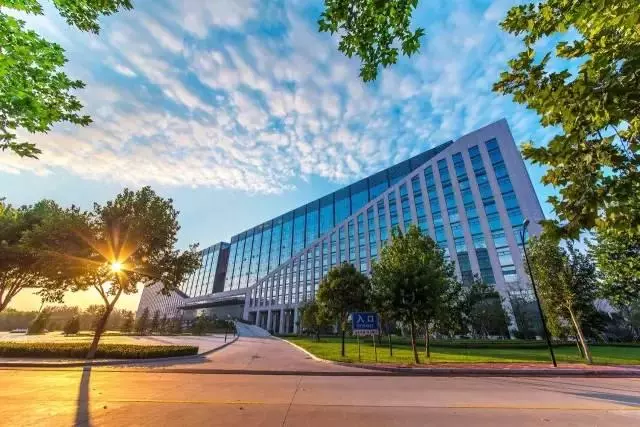 信息支援部队工程大学迎新现场，新生报到从头到脚全部由国家安排，真正做到拎包就能入校。学校在开学之前，