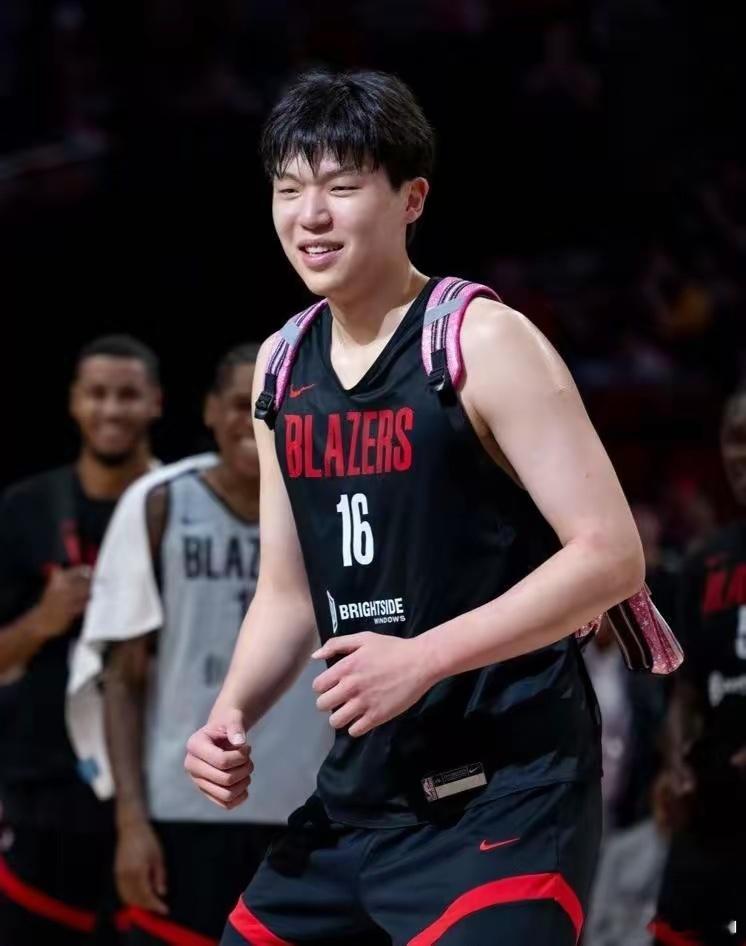 管理层前脚刚信誓旦旦保证“绝不可能裁掉你”，后脚转头就把解约通知摔在脸上，周琦当