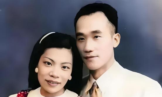 1950年，随着一夫一妻制的颁布，侯宝林召开家庭会议，看着泪流满面的三个老婆，