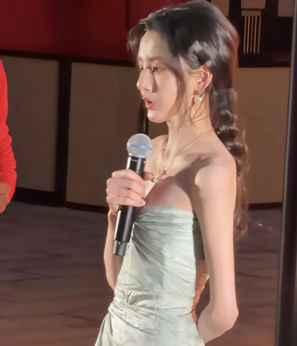 偶像明星宋祖儿瘦得恐怖，不要虐待自己，健康有活力的美才是真美宋祖儿最近的红毯生