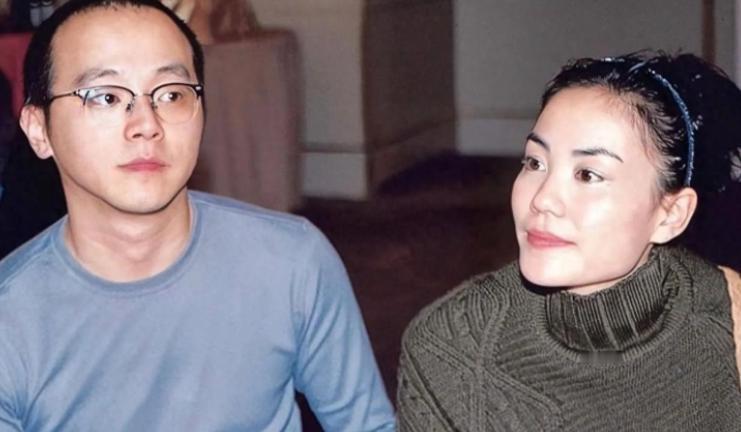 窦佳嫄播客里哭了。从小被骂不该来到这个世界。12岁确诊精神疾病。二十岁前跟亲爹窦
