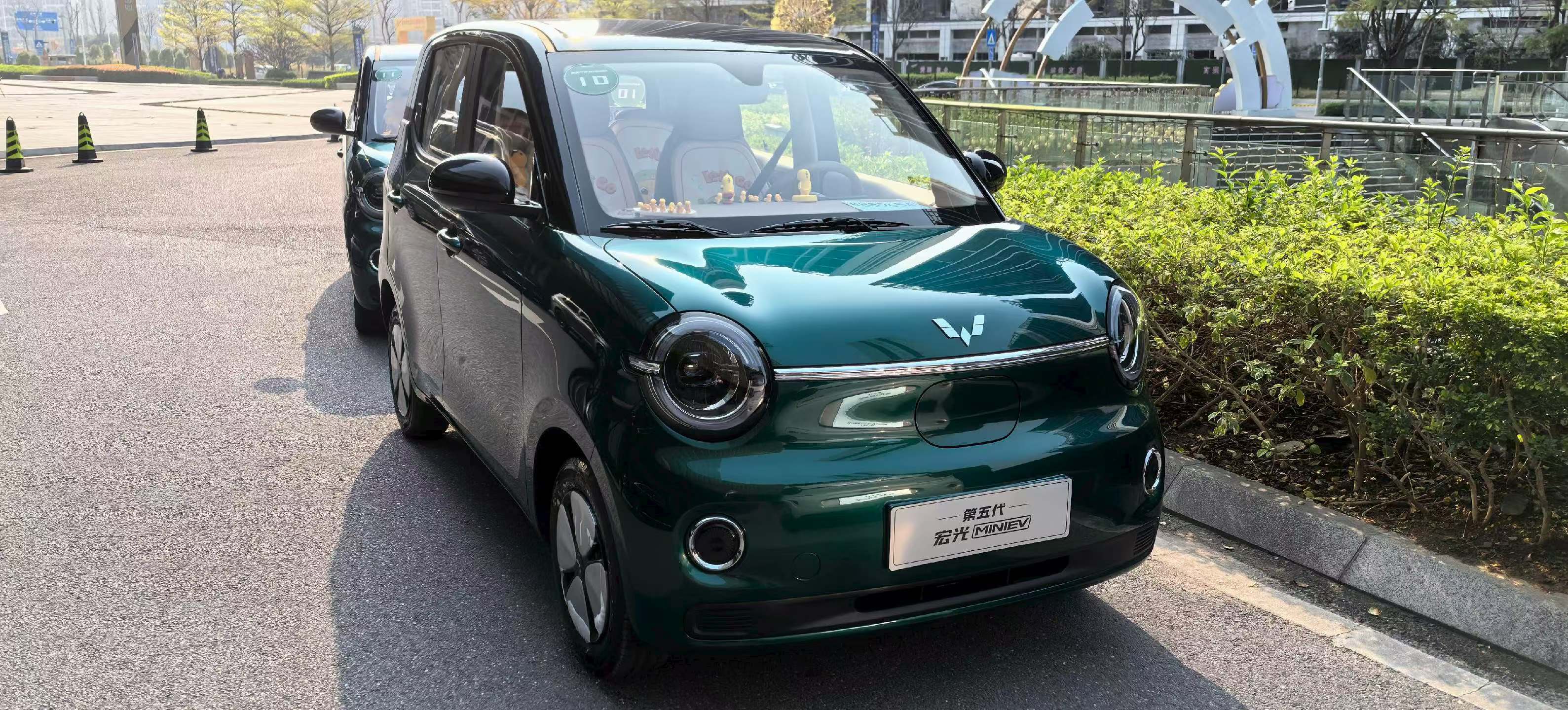 这款绿色的新款宏光MiniEV，质感不错，圆灯才显高级感～百家车坛