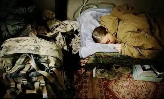 “连美国女兵都敢碰！”2019年，阿富汗美军基地，一名印度工人精虫上脑，欺侮了美