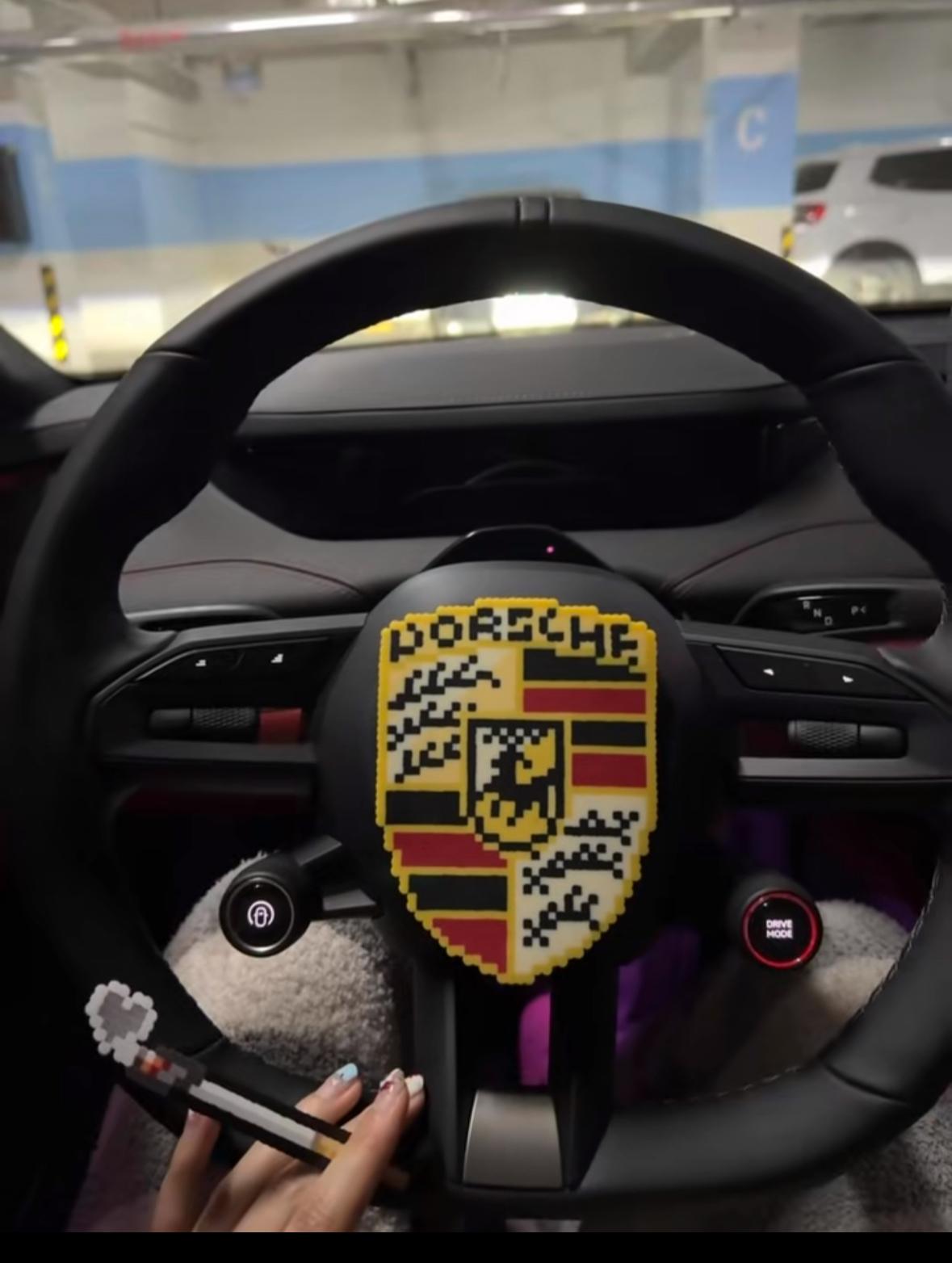 找到了最新的拼豆用法，那就是DIY车标。。今天想开保时捷，明天就开法拉利，哈哈，