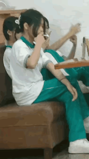 现在的年轻人怎么办呀？太难管了[抠鼻]