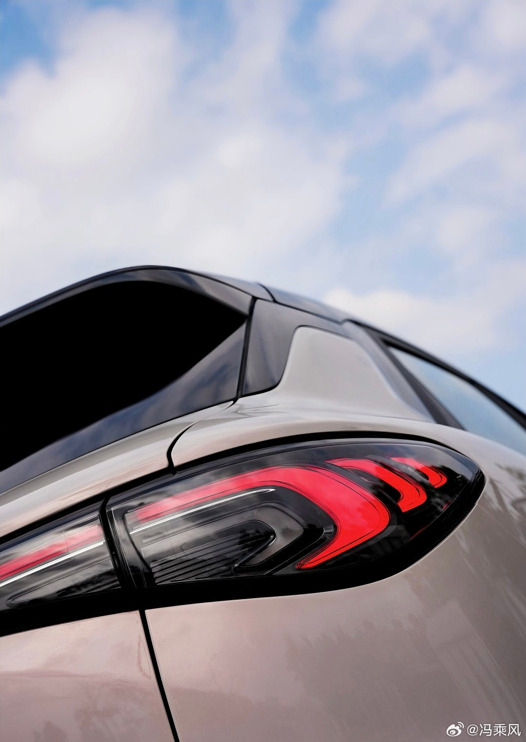 没带摄影师，冯老师手搓拍照，各位将就看看。五菱缤果S长续航版试驾完了，视频还没剪