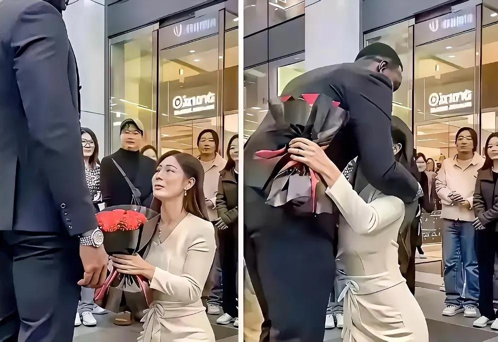 用户恶意调侃中国女孩向黑人男友下跪表白，还无端揣测其动机，满是对黑人的刻板印象与