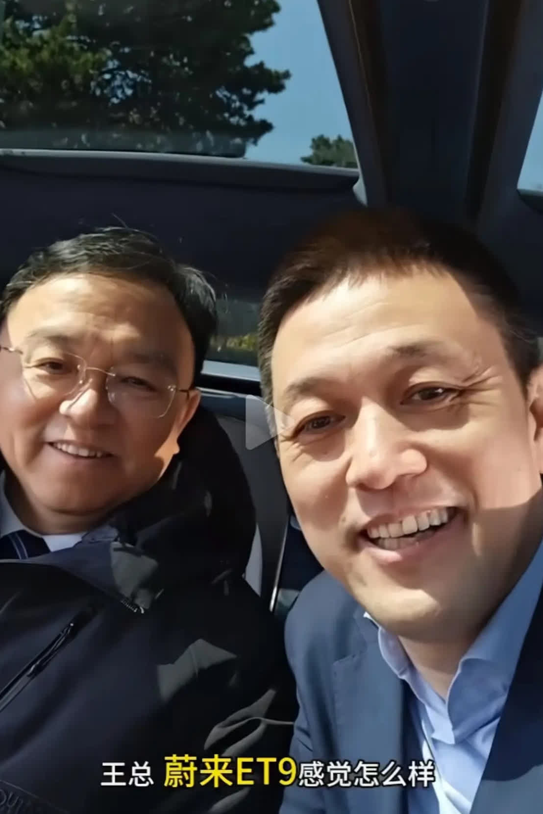 笑死了！王传福估计都想下车了！80万的车，你给我展示“小桌板”！转来转去还不让我