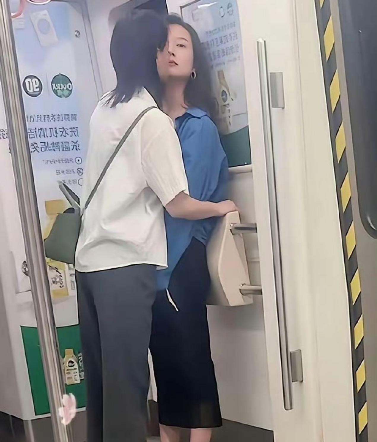 哎‎，地铁‍‎上‍‎碰见的‎⁠‍，你⁠猜她⁠俩‍搁那儿干‍‌啥呢‎‎﻿？