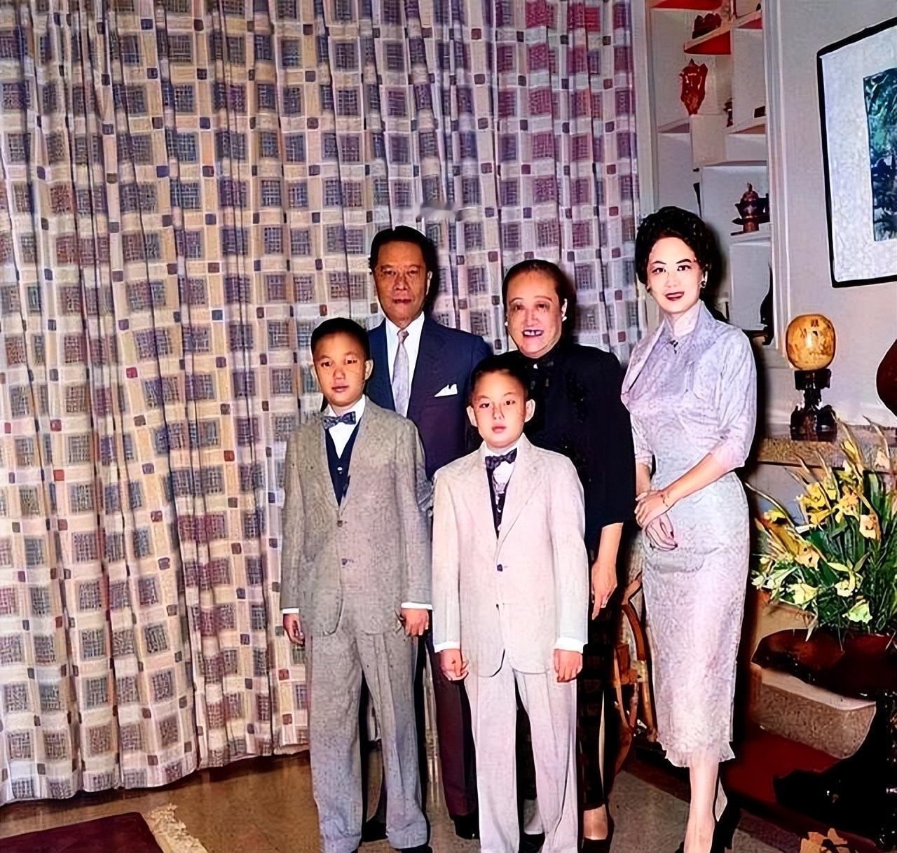 上世纪50年代，宋霭龄和宋子安一家人的家庭合影前排男孩：宋伯熊、宋仲虎（