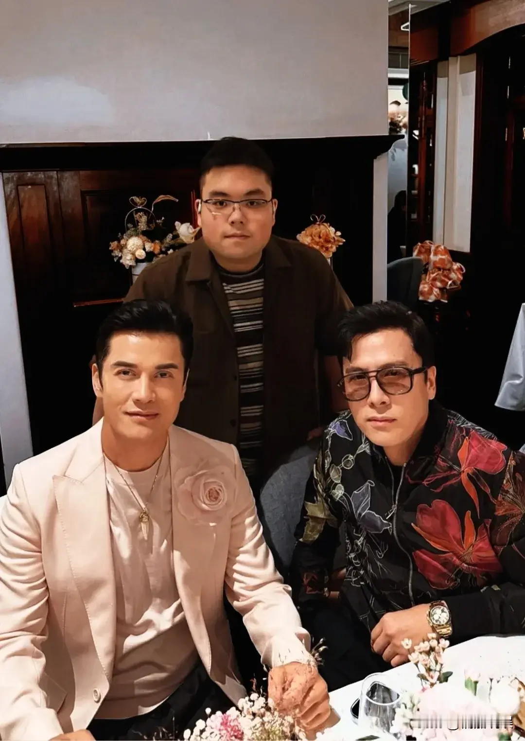 吕良伟带着儿子吕善扬，参加好友甄子丹家里的宴会，看得出来，吕良伟的基因开始发力了。吕良伟一如既往的风
