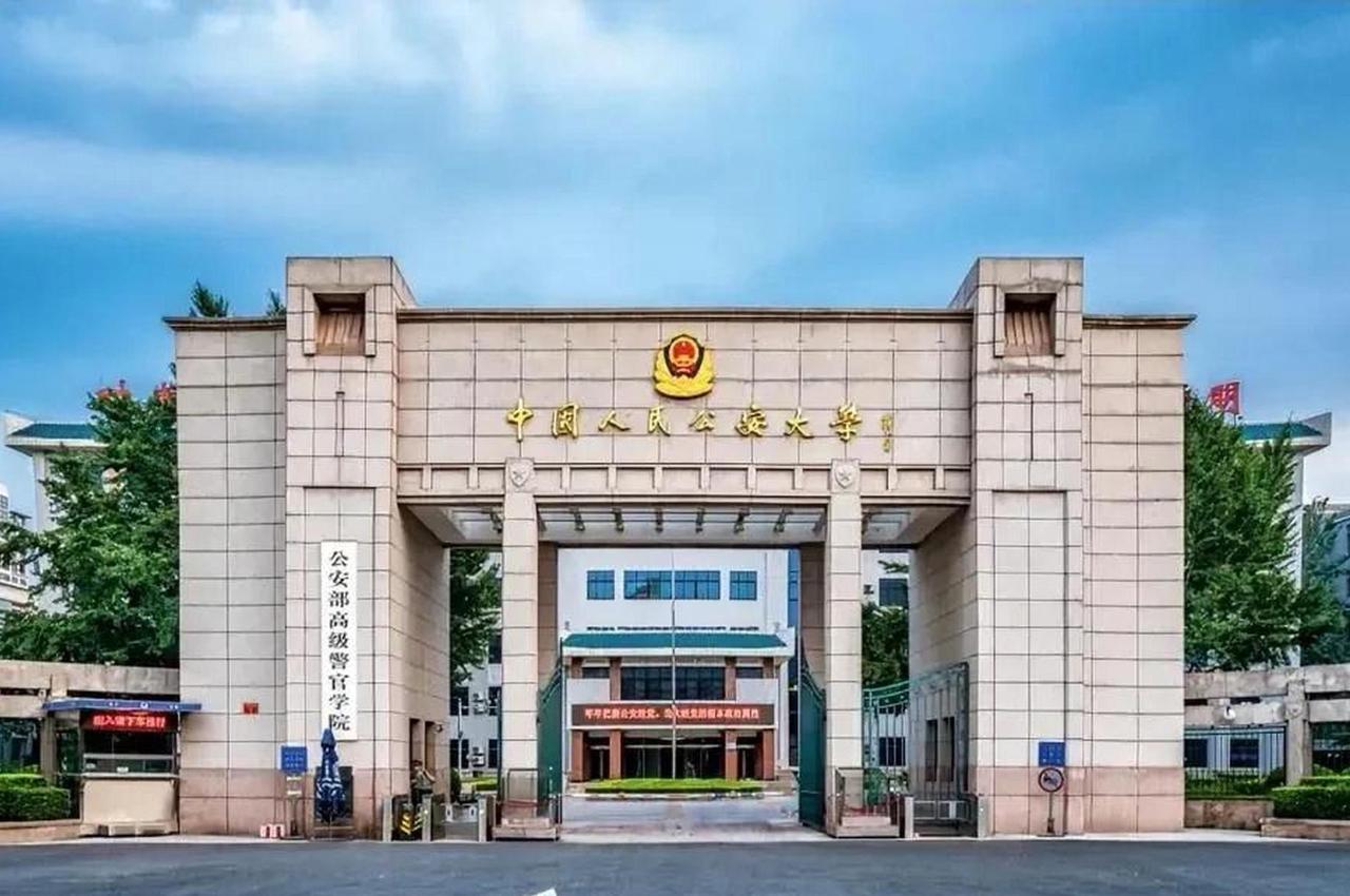 全国每年警校毕业生总数‌约2.5万-3万人‌，其中具备参加公安联考资格的