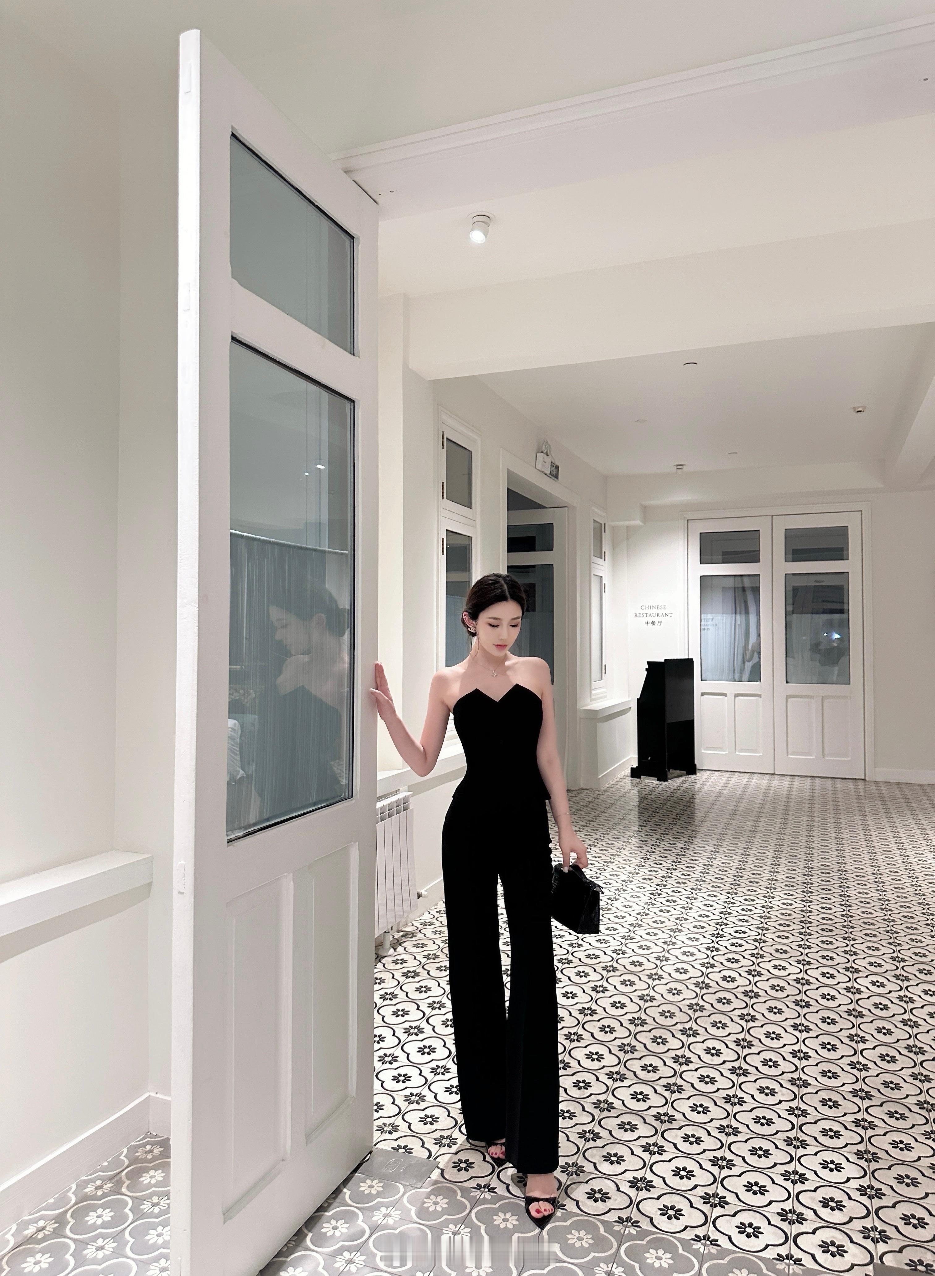 黑色🖤yyds搭配裤子干练，搭配半裙又非常女人味仙女们可以自行配外套和罩