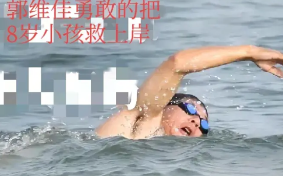 安徽省的一大家人，来到了青岛旅游，几个大人都不会游泳，竟然让一个8岁的男孩独自在