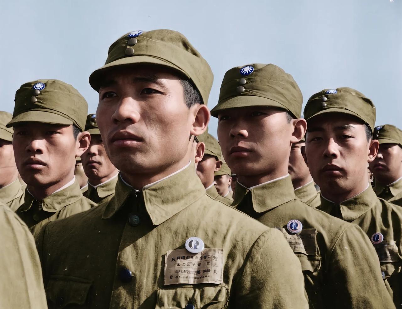 这是摄影师拍到的一群抗战国民革命军士兵。笔挺的军装，标准的胸牌，笔者推测应该是一