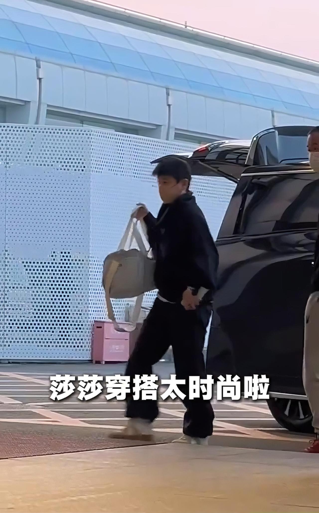 国乒重庆行：王楚钦孙颖莎黑色搭档亮相，球迷期待赛场内外双重惊喜！