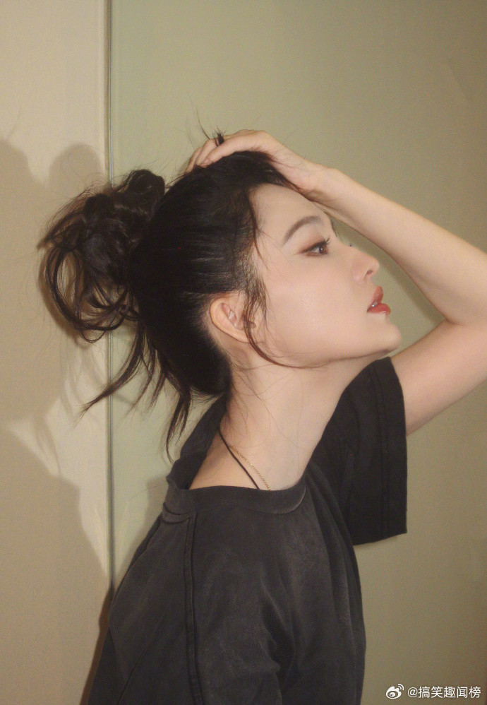 李沁自由随性的美李沁营业更新收工打卡自拍，配文收工打个卡，基础黑色T恤适配下班松