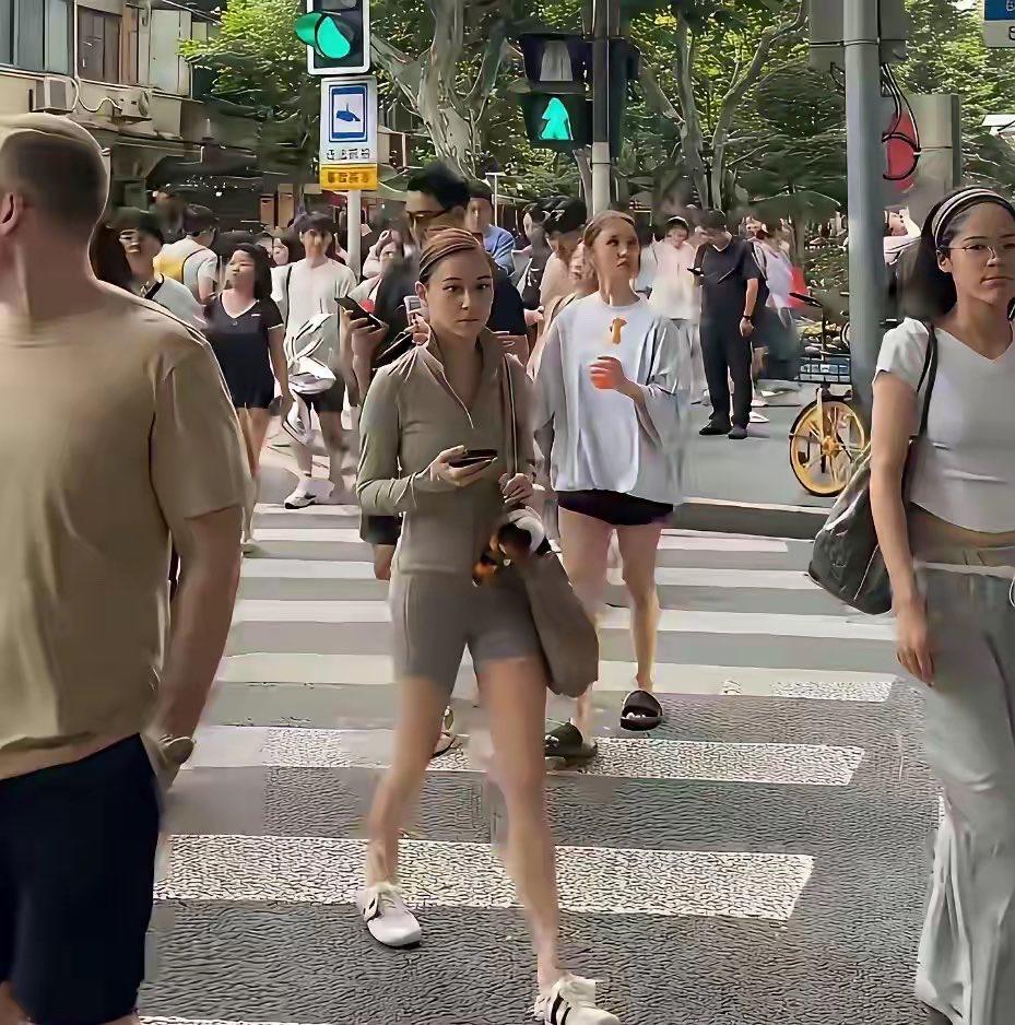万万没有想到，女神现实中居然那么小只，白瞎我看了十几年电视，现在才知道！