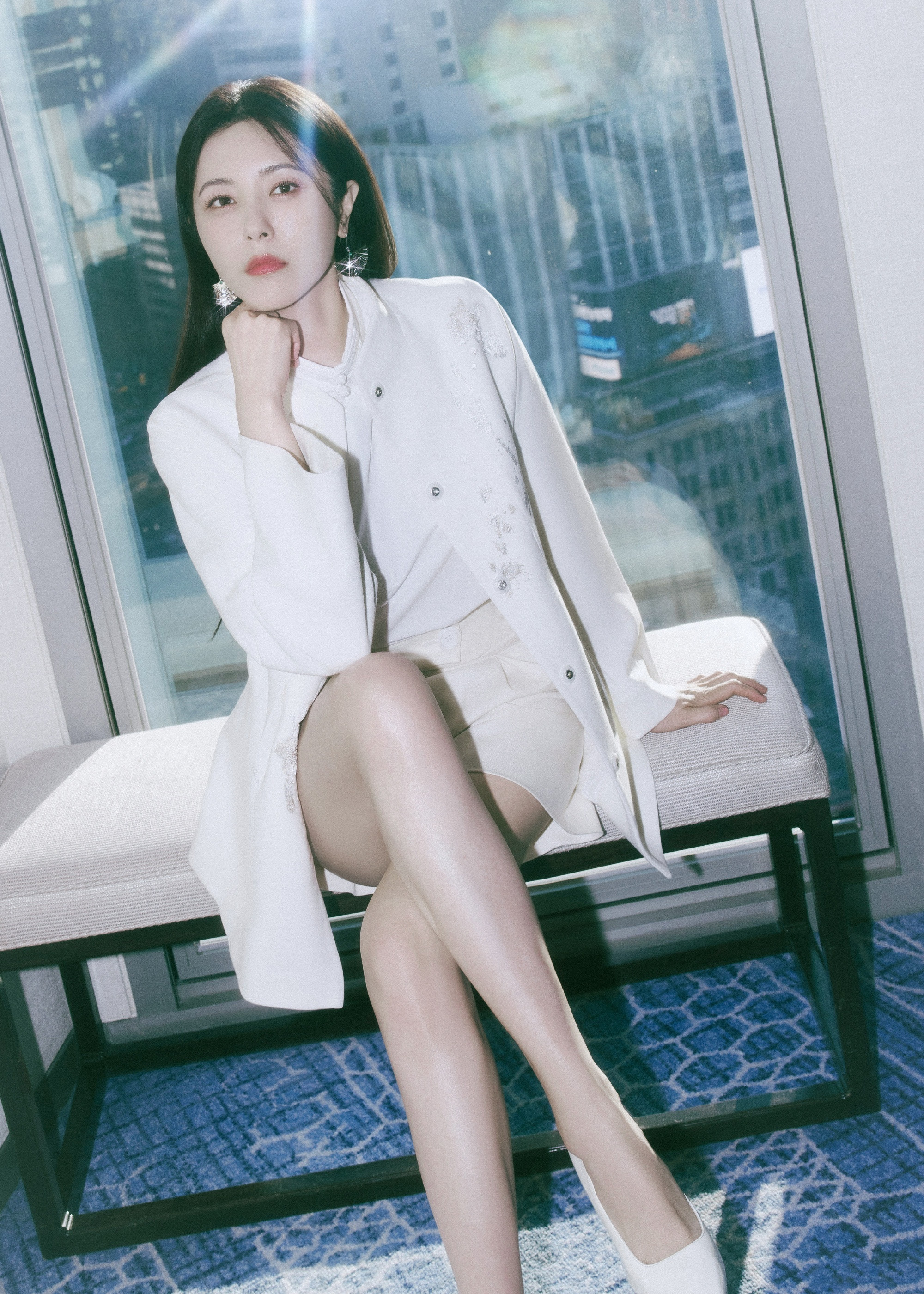 曾黎，白衣穿搭，这大长腿好生吸睛。曾黎