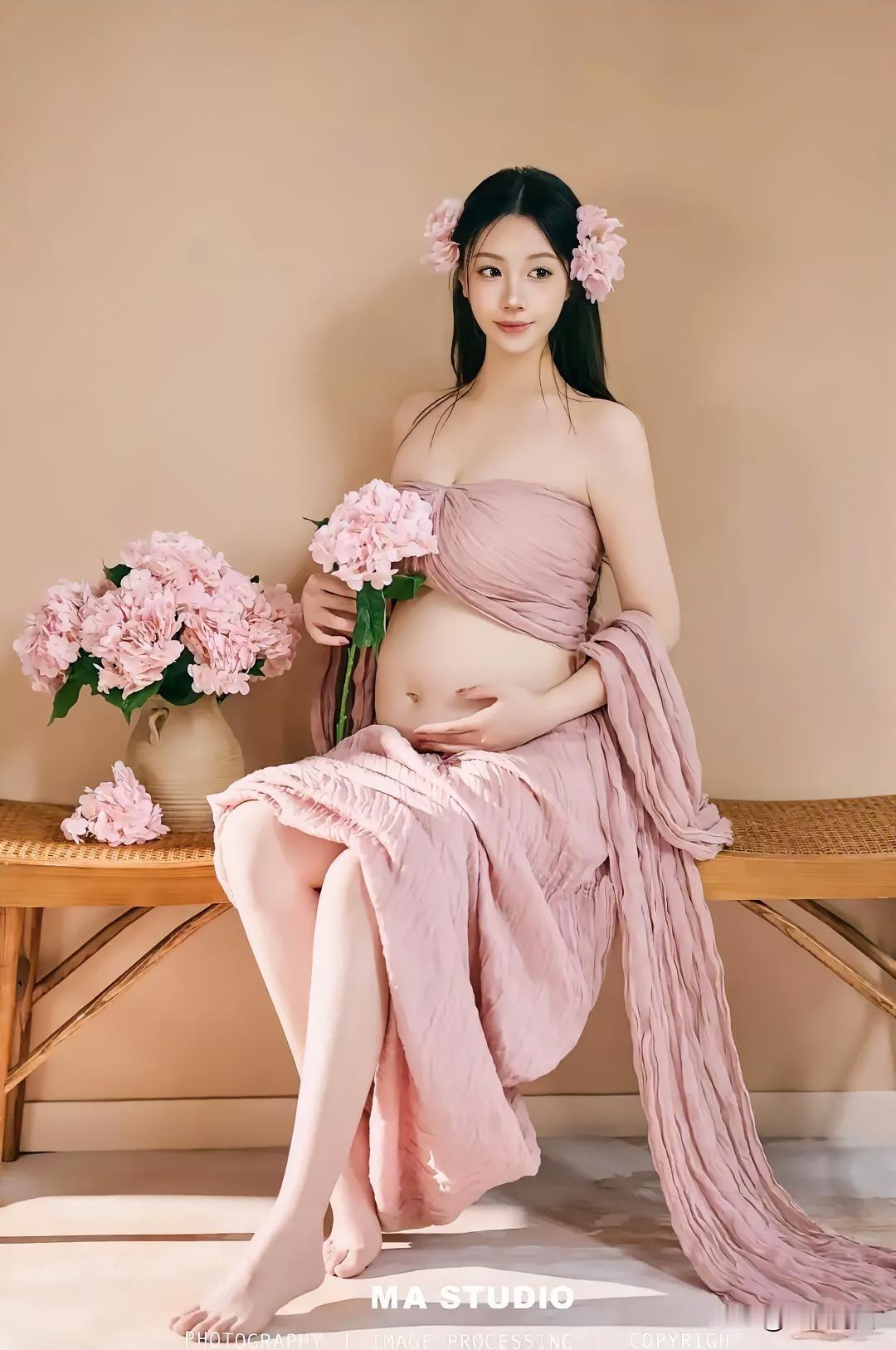 温柔孕味照，粉色花海中的美丽孕妈