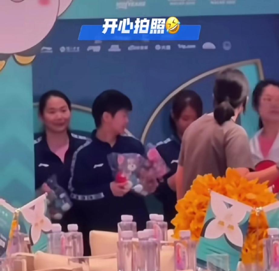 澳门抽签仪式现场，看到玩偶娃娃的莎莎，实在忍不住，一手拿一个等着拍照。后面跟着何