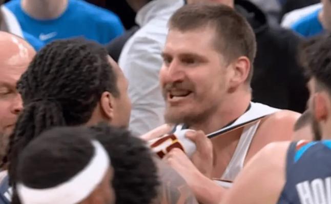 多尔特欺软怕硬啊！要说今天NBA最热闹的事，那肯定是掘金和雷霆这场加时大战了