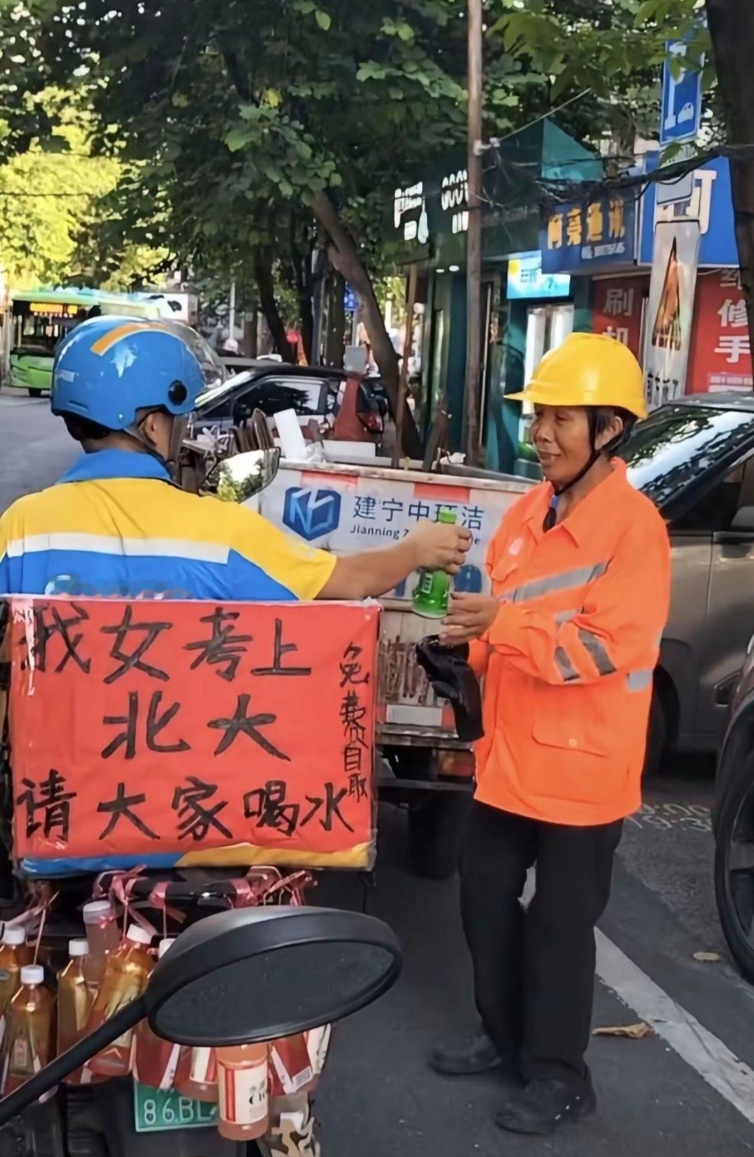 南宁街头，一辆闪送电动车停在那，被路人围住了。后备箱贴着手写的红纸：“我女考